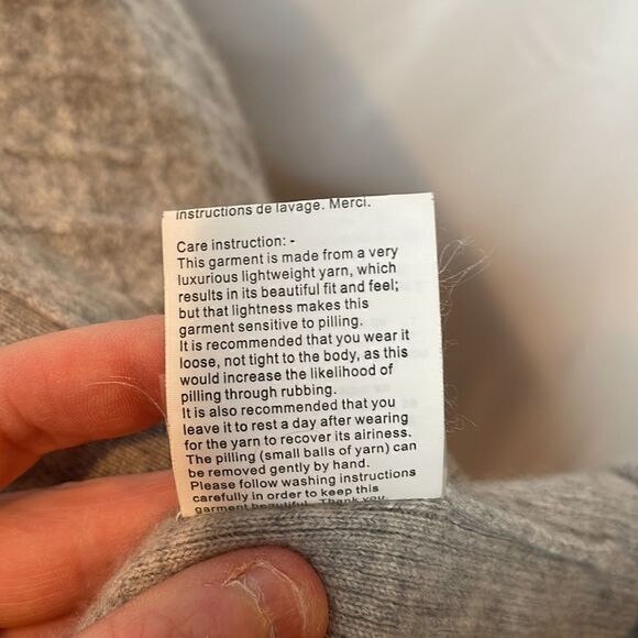 Magaschoni New York 100% Cashmere Grey Open Sweater Vest. - Picture 7 of 8